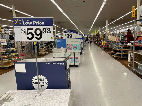 Augusta, Ga USA - 12. 24: Walmart perakende mağazası Noel arifesi