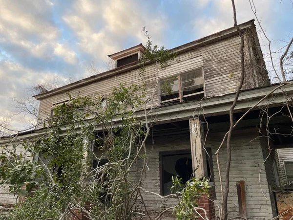 Old Creepy Scary Wooden Overgrown Abandoned Mansion Rural Georgia — Fotografia de Stock