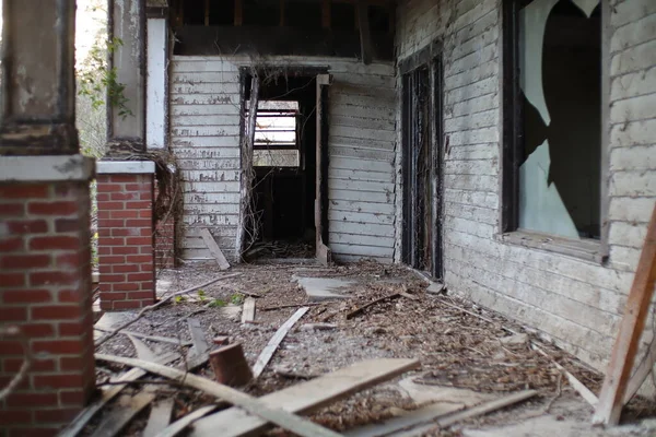 Old Creepy Scary Wooden Overgrown Abandoned Mansion Rural Georgia — Fotografia de Stock