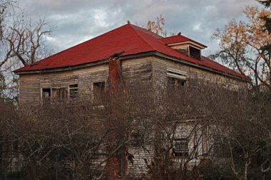 Ürkütücü, korkunç, ağaçtan yapılmış, Georgia kırsalında terk edilmiş bir malikane.