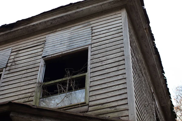 Old Creepy Scary Wooden Overgrown Abandoned Mansion Rural Georgia — Fotografia de Stock