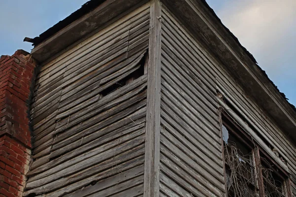 ジョージア州の田舎の古い不気味な怖い木の生い茂った放棄された邸宅 — ストック写真