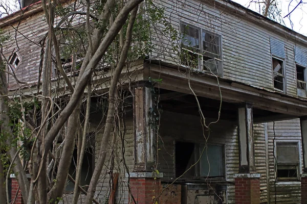 Old Creepy Scary Wooden Overgrown Abandoned Mansion Rural Georgia — Stockfoto