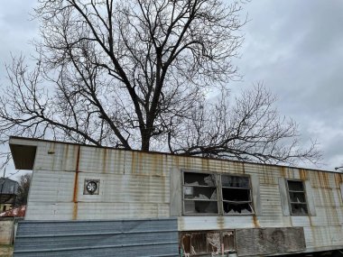 Kırsal Gürcistan 'daki eski tarihi terk edilmiş bina.