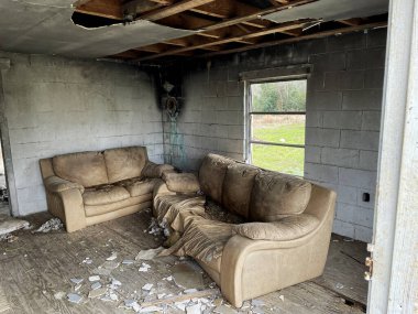 Kırsal Gürcistan 'daki eski tarihi terk edilmiş bina.