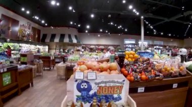 Augusta, Ga USA - 12-19-21: The Fresh Market 'in iç kesimlerindeki tatilciler