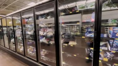 Augusta, Ga USA - 12: 24 24: Walmart perakende mağazası içi Noel arifesi tavası boş bölümü ve insanların yansımaları
