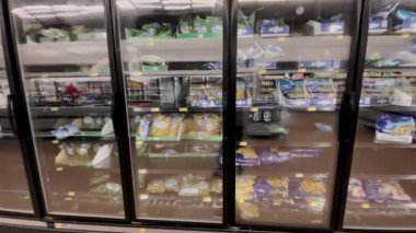 Augusta, Ga USA - 12: 24 24: Walmart perakende marketi İçişleri Noel arifesi yavaş tava boş bölüm ve insanların yansımaları