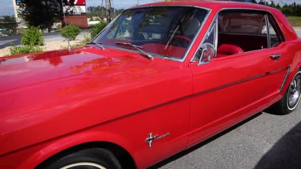 Usa Grovetown 1966漂亮的老式稀有红色福特野马平底锅回到前面 — 图库视频影像