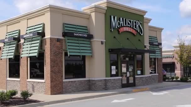 Grovetown Usa Mcalisters Deli Restaurant Corner Building View — Stockvideo