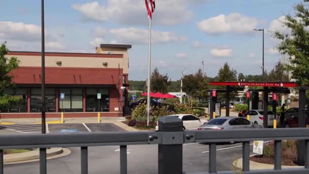 Columbia County Usa People Cars Chick Fil Restaurant Drive Thru — стоковое видео