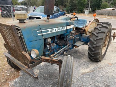Keysville, Ga USA - 12, 27, 21, Ford 4100 model traktör park etti.