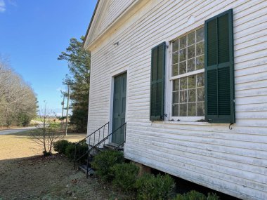 Gürcistan 'ın kırsalında güneşli bir günde eski bir güney Baptist kilisesi.