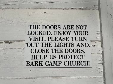 Gürcistan 'ın kırsalında güneşli bir günde eski bir güney Baptist kilisesi.