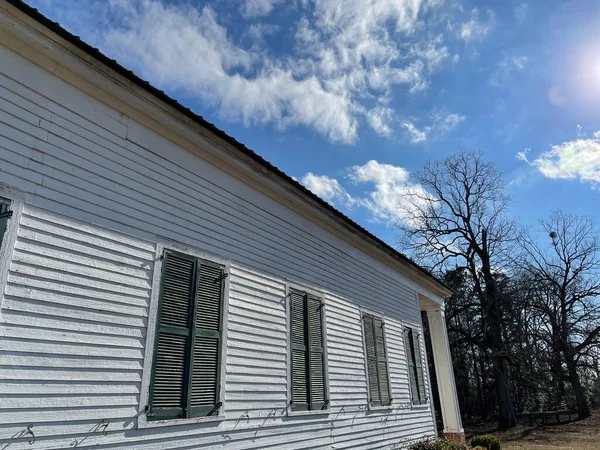 Old Vintage Southern Baptist Church Rural Georgia Exterior Sunny Day — Stockfoto