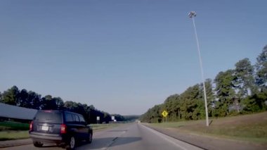 Augusta, Ga USA - 10 03: 21: POV FPV 20 numaralı otoyolda doğa manzaralı araç kullanıyor