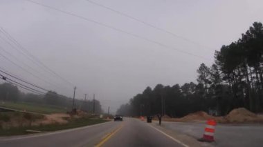 Evans, Ga USA - 10 03 21: POV FPV inşaat alanından geçiyor 
