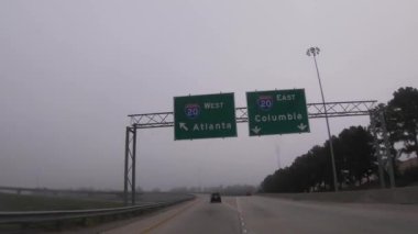 Augusta, Ga USA - 10 03: 21 POV FPV 20 numaralı otoyolda büyük bir üst geçitten geçiyor. 