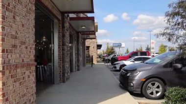 Grovetown, Ga USA - 10-14-21: Turta restoranınızın dış rengarenk ışıkları ve dekor kaldırım manzarası