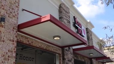 Grovetown, Ga USA - 10-14-21: Turta restoranınızın dış renkli ışıkları ve yemek alanı eğimli