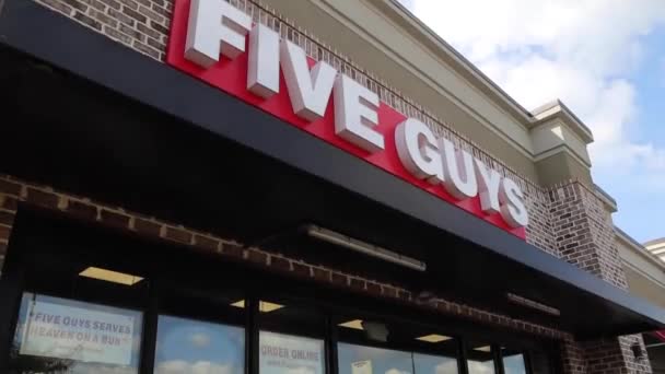 Grovetown Usa Five Guys Burgers Restaurant Front Exterior — Stockvideo