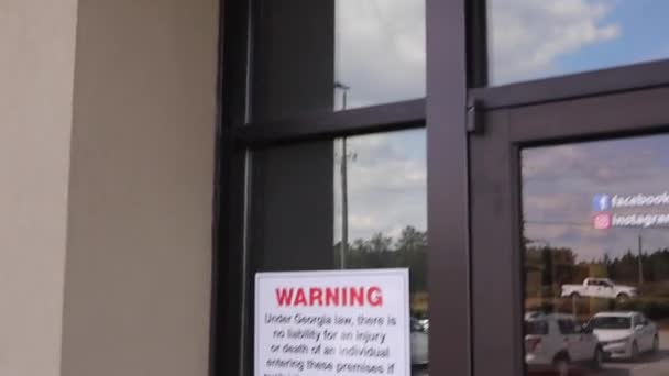 Grovetown Usa Shanes Rib Shack Restaurant Entree Pan Covid Warning — Stockvideo