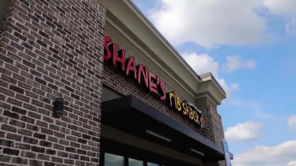 Grovtown Usa Shanes Rib Shackレストランの入り口の傾きホライゾンパークウェイ — ストック動画