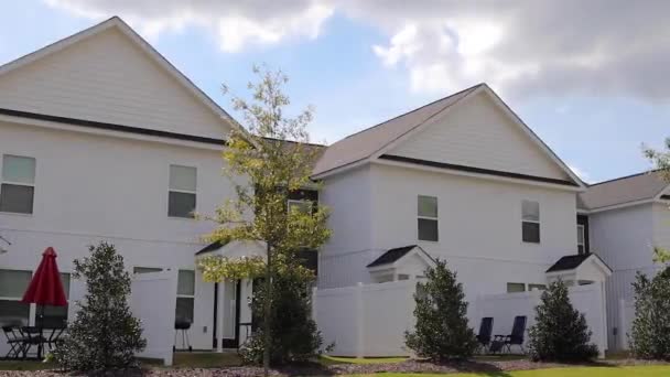 Grovetown Usa Row Modern White Condos Cloudy Day Beautiful Landscaping — Stock Video