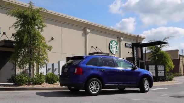 Grovetown Usa Starbucks Coffee Restaurant Drive Thru Back View — стоковое видео