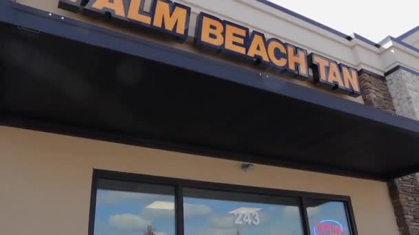 Grovetown Usa Tilt Palm Beach Tan Kiskereskedelmi Áruház Felirat Bejárat — Stock videók