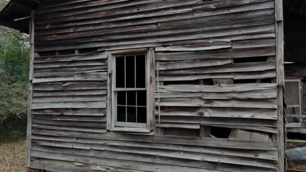Μέρος Από Ένα Παλιό Ξύλινο Εγκαταλελειμμένο Σπίτι Στην Αγροτική Γεωργία — Αρχείο Βίντεο