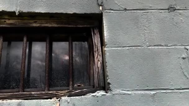 Närbild Pan Skrämmande Gammal Betong Block Fängelse Med Barer Fönster — Stockvideo
