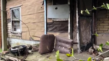 Georgia 'nın kırsal kesimindeki bir verandada terk edilmiş eski ürkütücü ev çöplüğü.