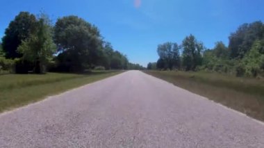 Burke County, Ga USA - 05 01: 21 POV FPV Kırsal köy yolunda giderken yolda açık mavi gökyüzü çöp torbası