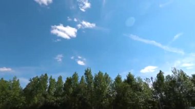 Augusta, Ga USA - 04: 18 21: Mavi gökyüzü arabaların ve ağaçların tepeleri