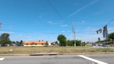 Augusta, Ga USA - 04: 18 18: Şehir trafiği Pan ve bir köprünün altından geçiyor