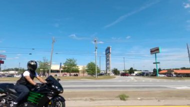 Augusta, Ga USA - 04: 18 21: Ağır çekimde bir motosikletle geçen kişi 