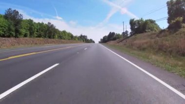 Augusta, Ga USA - 04: 18: POV FPV Gürcistan kırsal kesiminde trafik ve motosiklet sürüyor