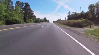 Augusta, Ga USA - 04: 18: 21: POV FPV, Gürcistan kırsalında eski bir hayvanat bahçesi trafiğinde araba sürüyor.