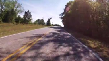 Augusta, Ga USA - 04: 18: POV FPV taşradaki mobil evlerde ve Georgia kırsalındaki ahşap çitlerde sürüyor