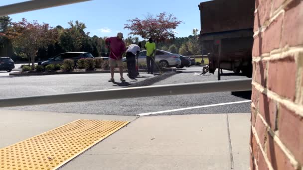 Grovetown Usa Three Men Install Asphalt Speed Bump Shovels Try – Stock-video