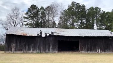 Burke County, Ga USA - 1227 21: Eski, yıpranmış, terk edilmiş bir çiftlik tarzı binanın Pan 'ı 