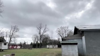 Burke County, Ga USA - 1227: terk edilmiş şehir Hwy 305, Georgia 'nın kırsal kesimindeki Ürkütücü Sahne