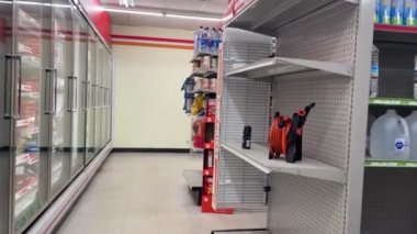 Hephzibah, Ga USA - 08 09: 21: Aile Doları mağazasının iç kaplaması su bölümüne ve ıslak zemin konisine girdi