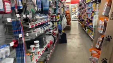 Hephzibah, Ga USA - 08 09: 21: Aile Doları perakende mağazası İçi POV evcil hayvan koridoru zemininde