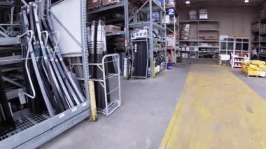 Augusta, Ga USA - 08 09: 21: Lowes Home Improvement perakende satış mağazası iç POV ve bahçe merkezinde yürüyen insanlar