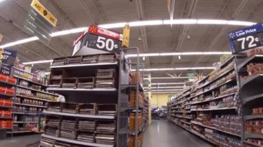 Augusta, Ga USA - 08 09: 21: Walmart 'ın Tütün Yolu' nun iç tarafındaki perakende mağazası.
