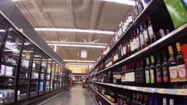 Augusta, Ga USA - 04: 22 22: Şarap reyonunun Tütün Yolu 'ndaki Walmart perakende mağazasının içi