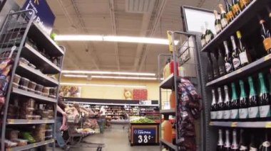 Augusta, Ga USA - 08 09: 21: Tütün Yolu 'ndaki Walmart perakende mağazasının içi anne ve çocuk yüz maskesi takıyor