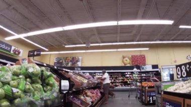 Augusta, Ga USA - 08 09: 21: Tütün Yolu 'ndaki Walmart perakende satış mağazasının içi Üretimde maske takıyor